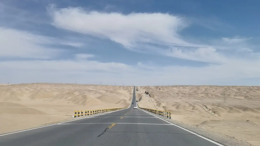 敦煌租車(chē)旅游大巴租賃時(shí)的的注意事項(xiàng)有哪些呢？