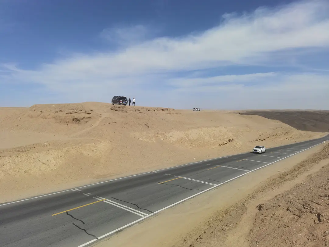 敦煌包車咨詢：自己動手換助力油 來回轉(zhuǎn)動方向盤是關(guān)鍵