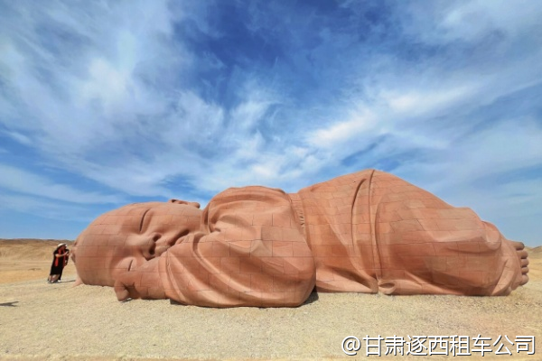 我們6人小團想找一輛7座商務(wù)車，司機餐宿需要另外付費嗎？  