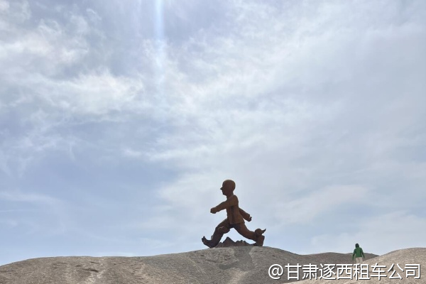 我們帶了兩個行李箱，轎車后備箱放得下嗎？  