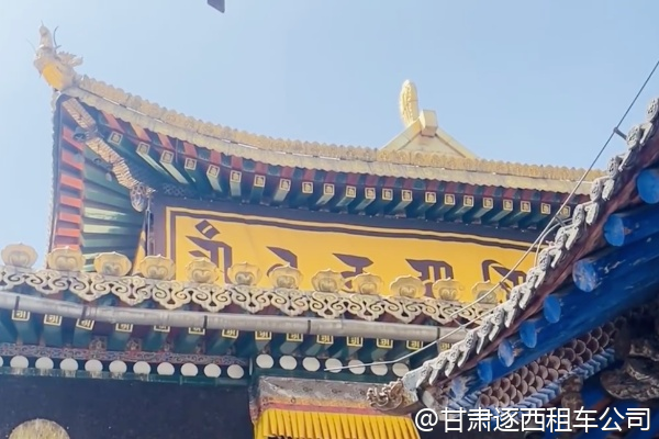 公司接待用考斯特，車內(nèi)能放行李嗎？最多幾個箱子？  