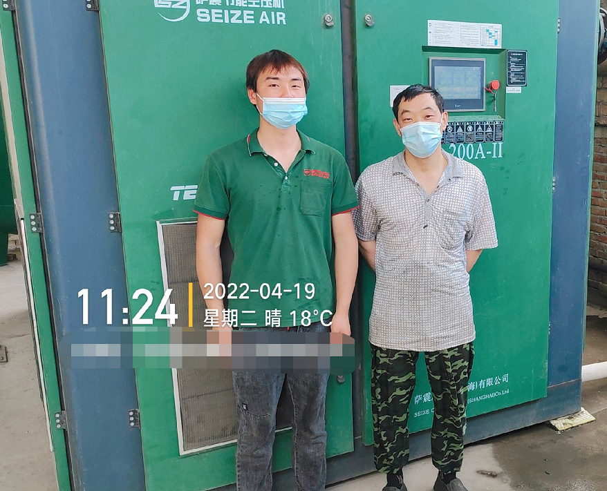 薩震節(jié)能空壓機售后服務(wù)巡檢與客戶合照.jpg 薩震節(jié)能空壓機售后服務(wù)巡檢與客戶合照.jpg